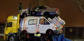 Aturen un camió amb una furgoneta i un cotxe a sobre a la Zona Franca