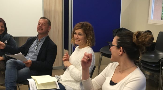 Elisenda Alamany visita La Marina per conèixer els problemes del barri