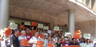 Concentració per rebutjar les retallades als CAPs Manso i Numància.