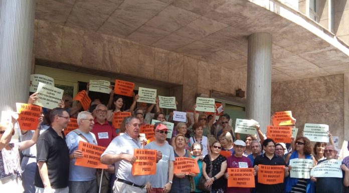 Concentració per rebutjar les retallades als CAPs Manso i Numància.