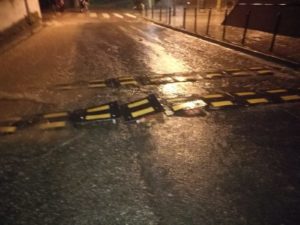 Ressalts destrossats i un munt de pedres al carrer de la Pedrera del Mussol