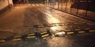 Ressalts destrossats i un munt de pedres al carrer de la Pedrera del Mussol