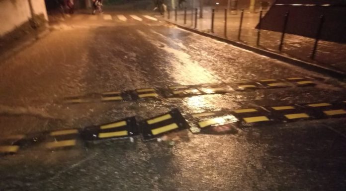 Ressalts destrossats i un munt de pedres al carrer de la Pedrera del Mussol