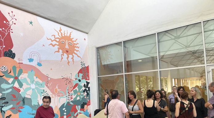 Un mural comunitari reivindica l’art i la inclusió