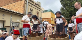 Plus Ultra celebra una trepitjada del raïm amenaçada per la pluja i la manca de relleu