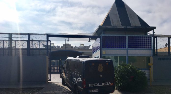 Una seixantena d’interns del CIE de la Zona Franca en vaga de fam des de dilluns a la tarda