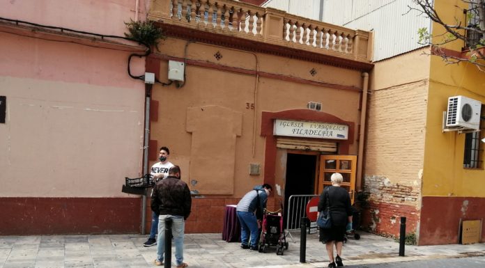 Famílies en situació límit: menjar o pagar el lloguer se’ls fa impossible