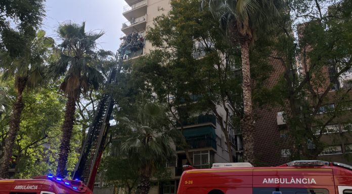 Incendi sense ferits a un domicili del carrer de la Mineria