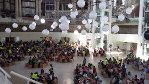 El taller d’Arquitectura “Construint a la Sala” al Museu Nacional d’Art de Catalunya cerca nens i nenes de La Marina per participar-hi