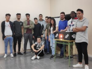 Estudiants de l’Institut La Mercè presenten el primer punt de recàrrega de patinets a les rodalies