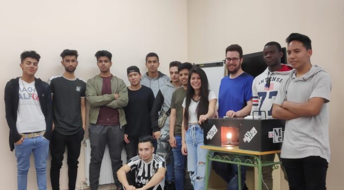 Estudiants de l’Institut La Mercè presenten el primer punt de recàrrega de patinets a les rodalies
