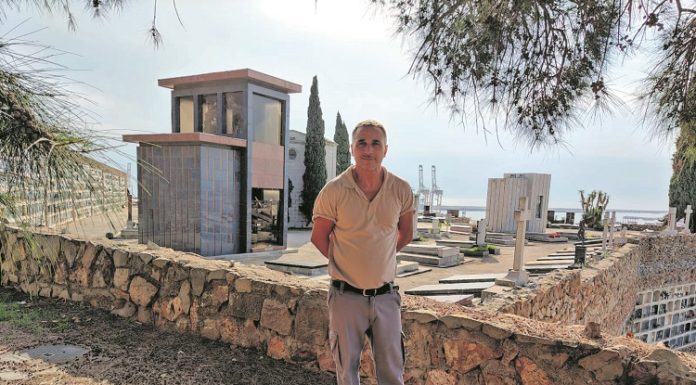 Camino del cielo. Entrevista con el enterrador de La Marina Julio Carrasco