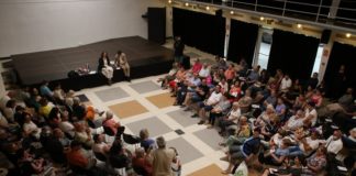 Ada Colau repeteix la trobada amb el veïnat de la Marina