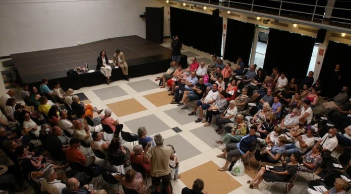 Ada Colau repeteix la trobada amb el veïnat de la Marina