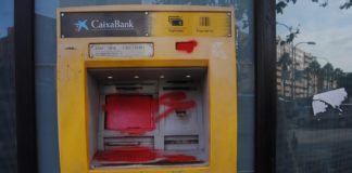 Espera d’hora i mitja dempeus a La Caixa per a ser atès