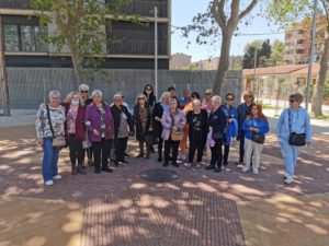 Veïnes de la Marina visiten l’espai museístic Cases Barates de Bon Pastor al Districte de Sant Andreu