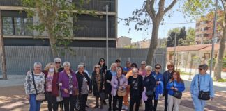 Veïnes de la Marina visiten l’espai museístic Cases Barates de Bon Pastor al Districte de Sant Andreu