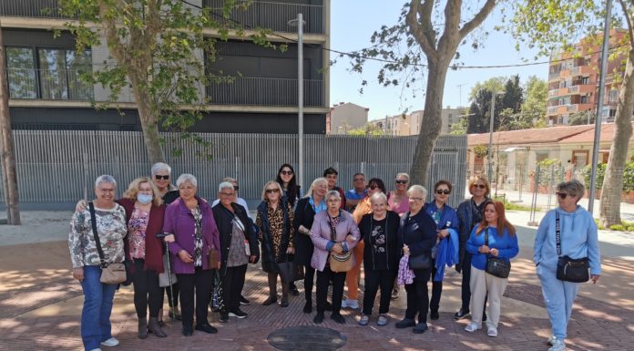 Veïnes de la Marina visiten l’espai museístic Cases Barates de Bon Pastor al Districte de Sant Andreu
