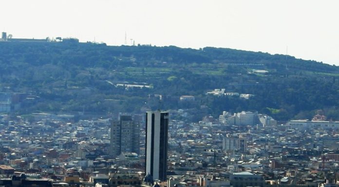 Sota la muntanya màgica de Montjuïc