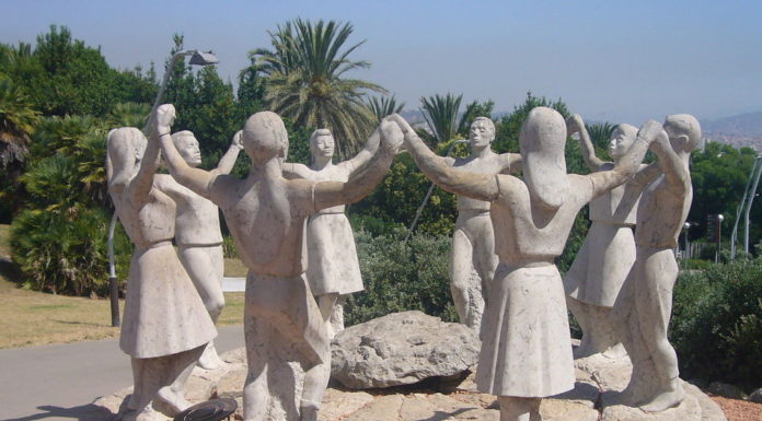 Comencen les obres de reparació del monument La Sardana