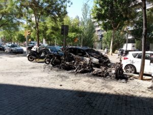 Un incendi calcina deu vehicles al carrer del Radi
