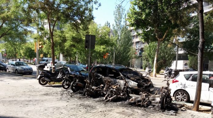 Un incendi calcina deu vehicles al carrer del Radi