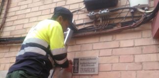 El Districte de Sants-Montjuïc retira les 52 plaques franquistes que quedaven a la Marina