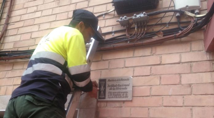 El Districte de Sants-Montjuïc retira les 52 plaques franquistes que quedaven a la Marina