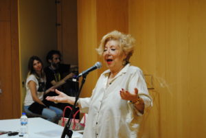Apassionant recital poètic conduït per Núria Feliu a la Biblioteca Francesc Candel