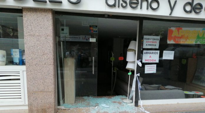 Veïns es convoquen a una concentració contra un grup d’ocupas al carrer Mare de Déu de Port, 96