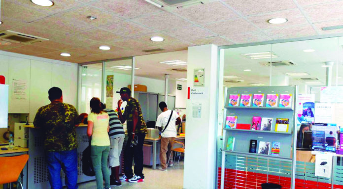 L’immigrant Tonny Nkolo dorm al centre d’internament municipal de Zona Franca i estudia a la biblioteca Francesc Candel