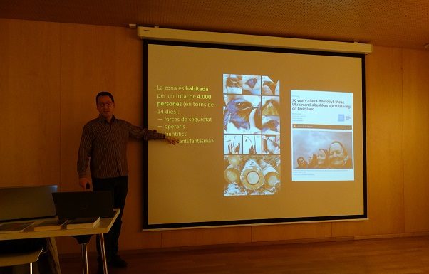 Jorge Frangarillo, autor de l’exposició “Txernòbil: La ciutat del silenci”, visita la Biblioteca Francesc Candel