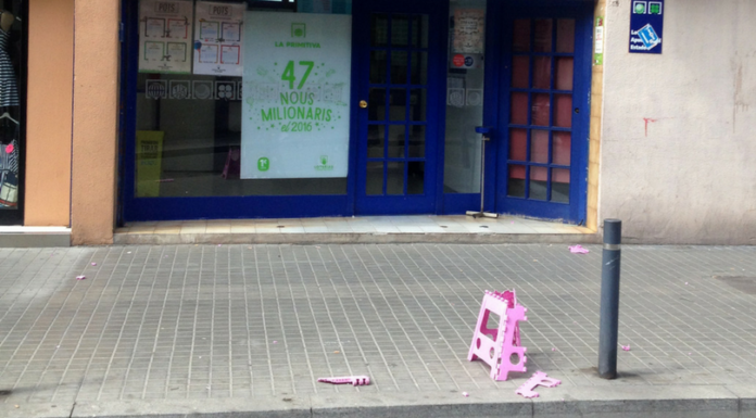 Cau una estructura de plàstic d’un balcó