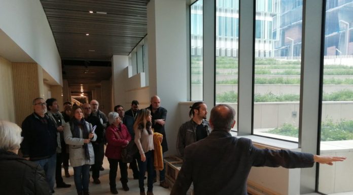 Una comitiva de veïns del barri visita les noves instal·lacions de la Generalitat