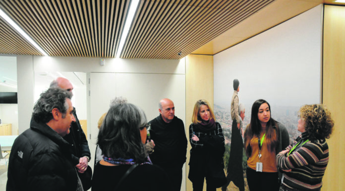 Veïns del barri visiten la seu de la Fundació Pasqual Maragall