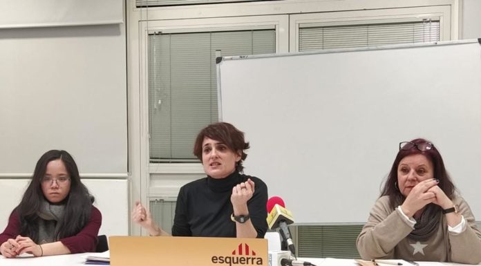 La regidora de l’Ajuntament de Barcelona, Eva Baró, exposa al barri la problemàtica actual de l’habitatge