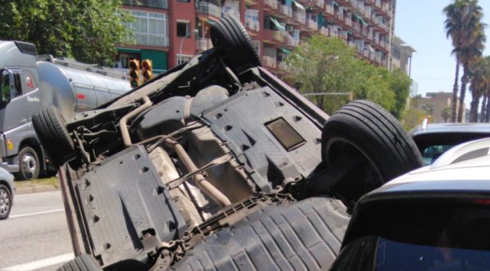 Bolca un cotxe al passeig de la Zona Franca