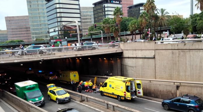 Un jove se suïcida llançant-se des del pont de plaça Cerdà