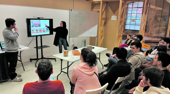 Estudiants de l’Escola Industrial visiten el barri de la mà del COAC La Marina