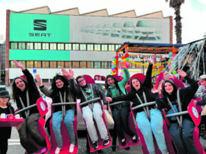 Una rua de Carnaval plena de color porta la festa als carrers de la Marina