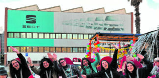 Una rua de Carnaval plena de color porta la festa als carrers de la Marina
