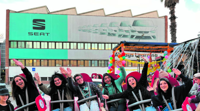 Una rua de Carnaval plena de color porta la festa als carrers de la Marina