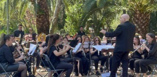 L’orquestra La Valenciana fa vibrar la Marina L'orquestra La Valenciana al Jardí dels Drets Humans