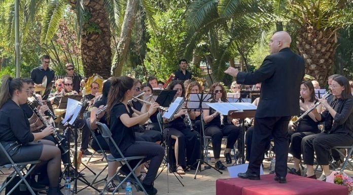 L’orquestra La Valenciana fa vibrar la Marina L'orquestra La Valenciana al Jardí dels Drets Humans
