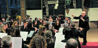 La banda La Valenciana omple Cotxeres de Sants amb “Un Món de Sons”