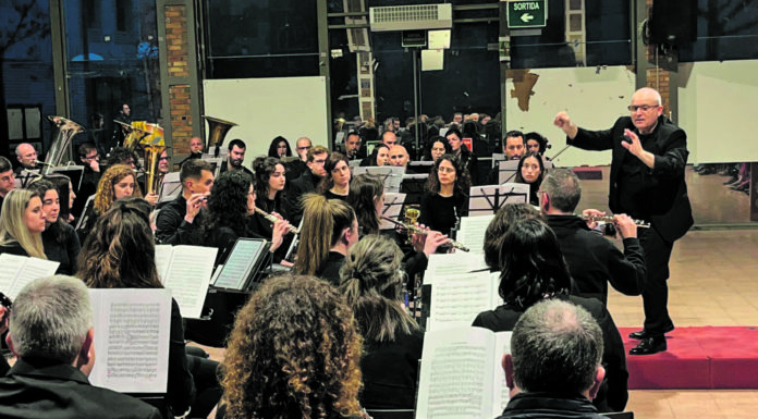 La banda La Valenciana omple Cotxeres de Sants amb “Un Món de Sons”