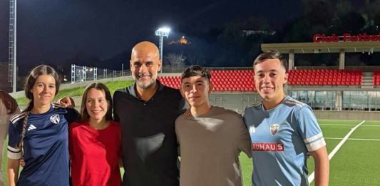 Pep Guardiola, amb els joves de l’EFA Pedraza Pep Guardiola amb l'EFA Pedraza