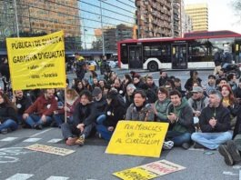 La protesta docent ressona també a la Marina