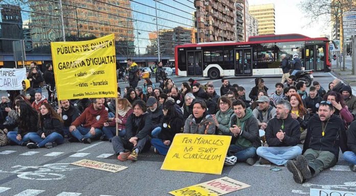 La protesta docent ressona també a la Marina