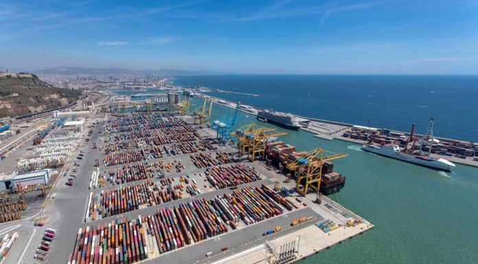 Un mort i tres ferits en l’explosió d’un dipòsit amb material inflamable al Port de Barcelona